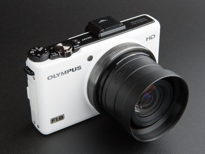 <b>XZ-1に直接ねじ込んで装着する。アダプター先端に52mm径のねじ切りがあり、フィルターやフードが装着可能だ</b>