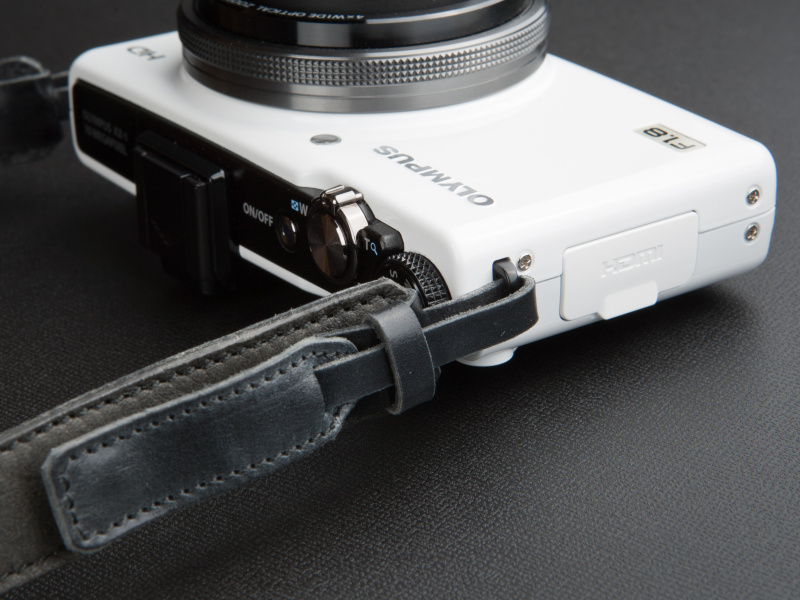 <b>取り付け部はXZ-1の細いアイレットに対応する。強靱なコードバンを使い、耐久性を重視している</b>