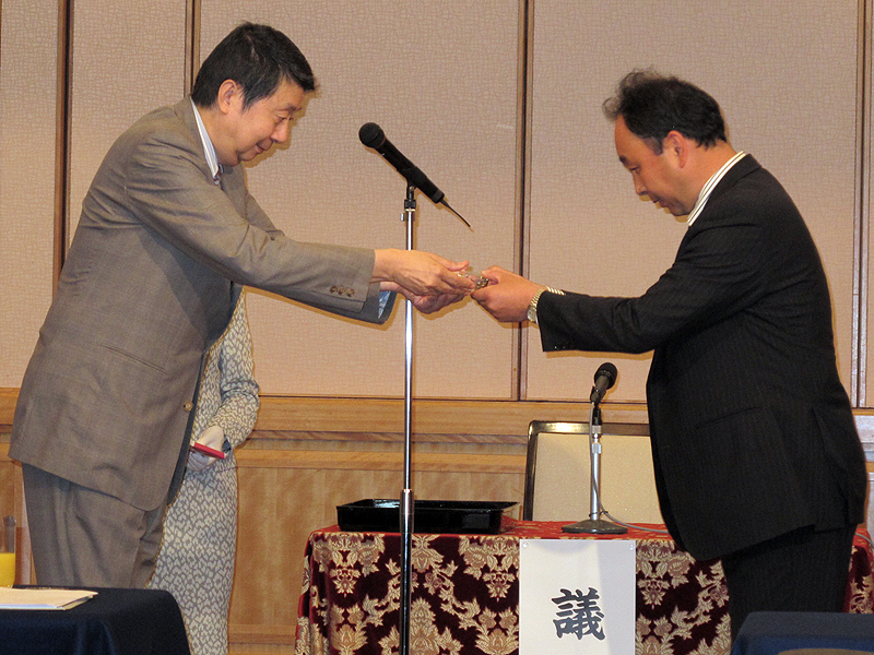 <b>50年加入の表彰を受ける株式会社ユーエヌ営業部 部長の宮下和久氏（右）</b>