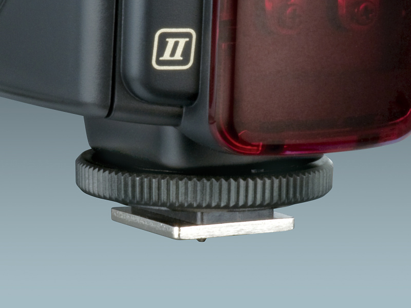 <b>Di866で樹脂製だった取付脚が金属製になった</b>