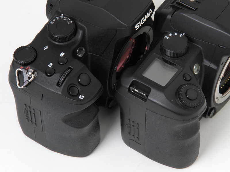 <b>シャッターボタン周りをSD14（右）と比較</b>