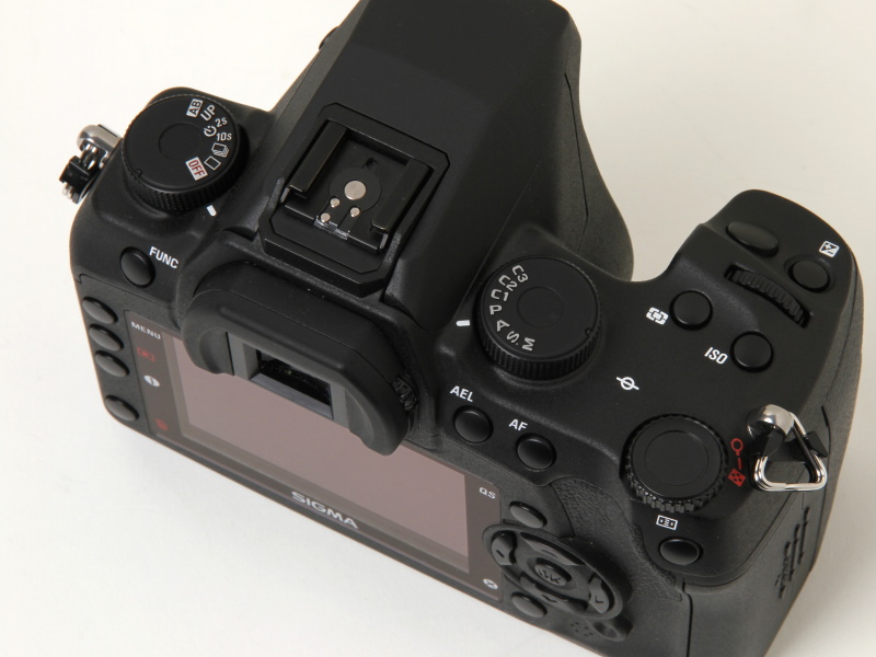 <b>上面の操作部。左右ダイヤルの機能は従来とほぼ同様</b>