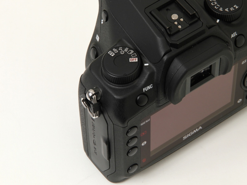 <b>上面の操作部。左右ダイヤルの機能は従来とほぼ同様</b>