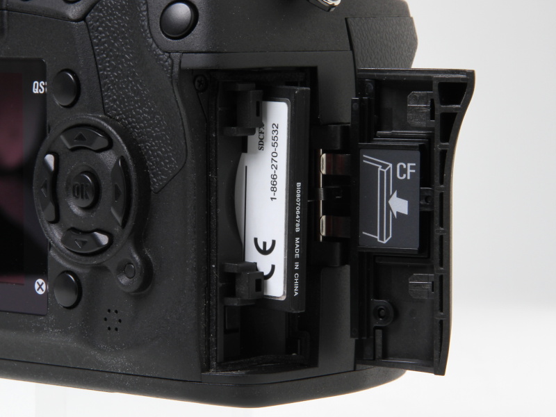 <b>UDMA対応のCFスロットを装備</b>