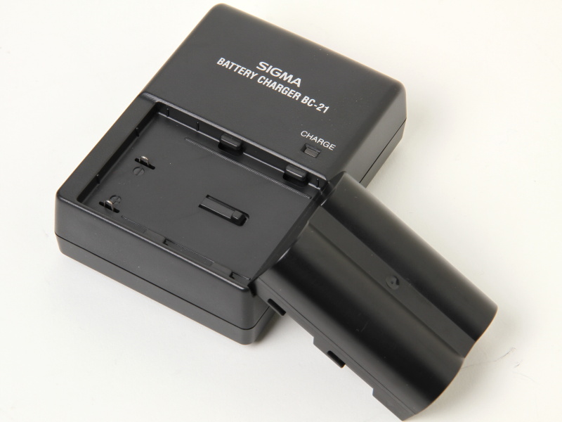 <b>バッテリーおよびチャージャーはSD15などと同じ</b>