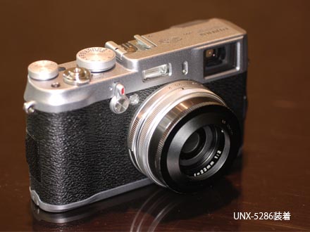 <b>同じくユーエヌの49mm径ドームフード（UNX-5286）を装着</b>