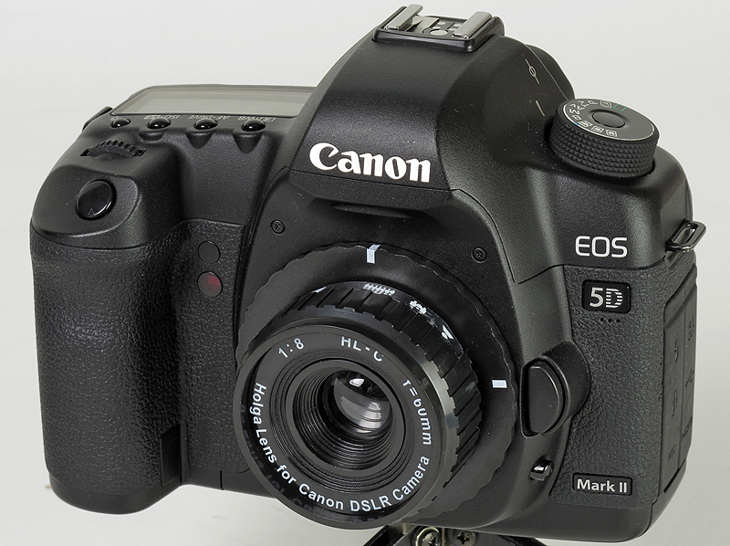 <b>レンズも含めてプラスティック製なので軽く、レンズを付けているという感覚はないほどだ</b>