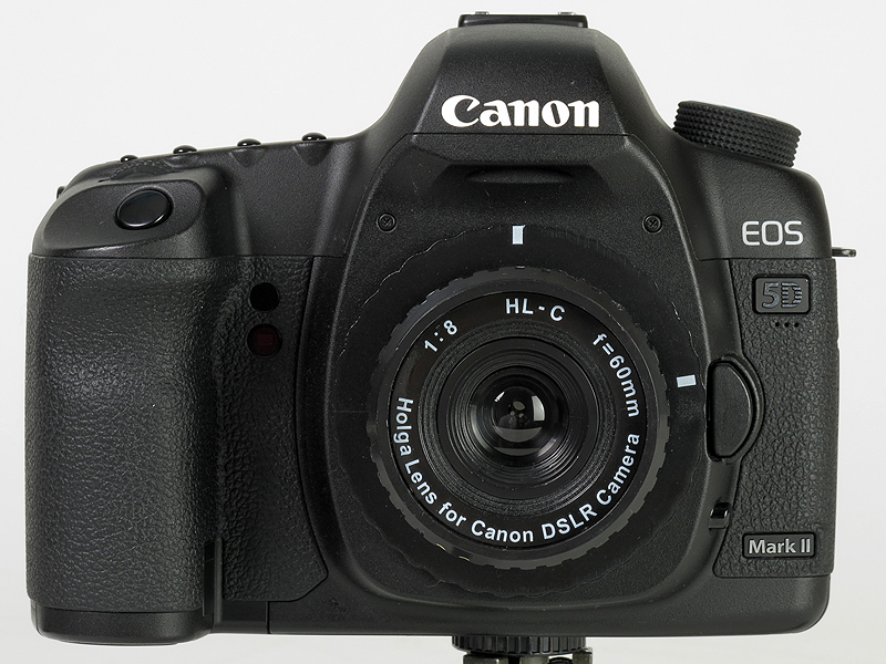 <b>レンズも含めてプラスティック製なので軽く、レンズを付けているという感覚はないほどだ</b>