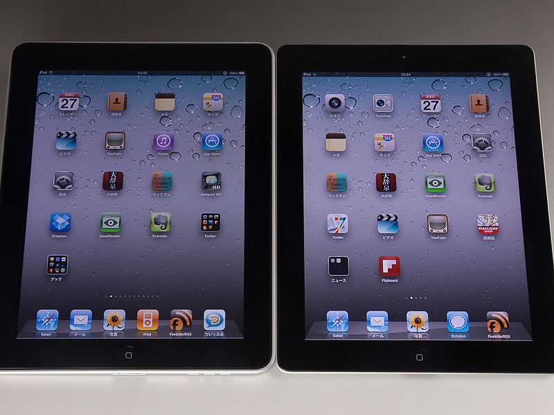 <b>iPad（左）とiPad 2（右）。正面から見ると大きな違いはないが、iPad 2では上部にカメラが内蔵されている</b>