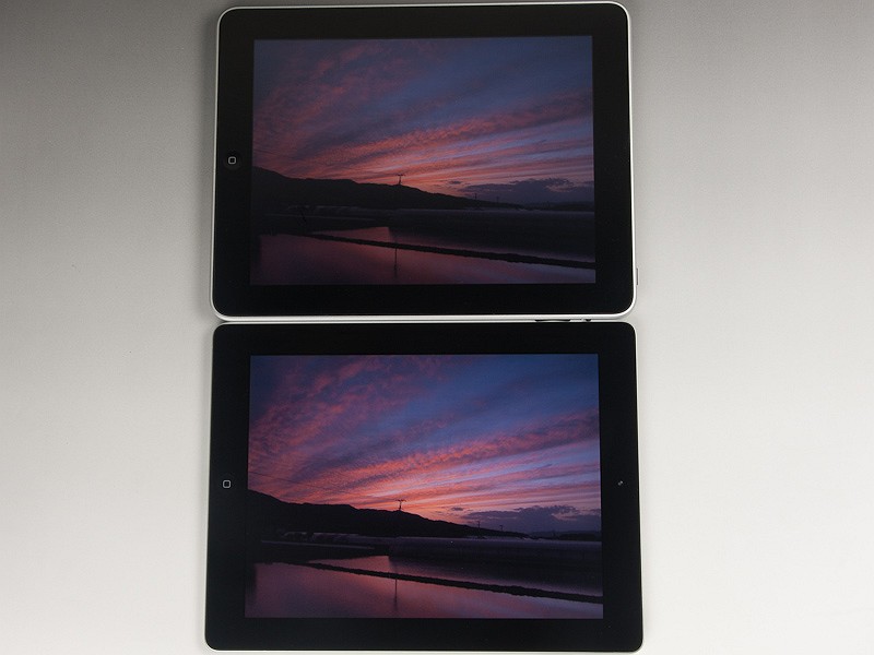 <b>どちらも最大輝度だが、iPad（上）よりもiPad 2（下）の方が明るく見える</b>