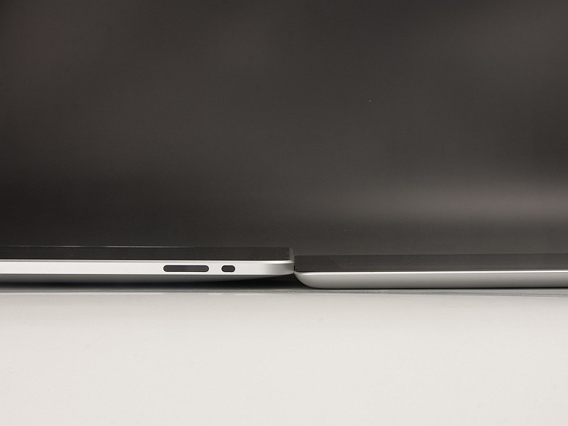 <b>本体の厚さを比べると、iPad 2が明らかに薄くなっているのが分かる。iPadは、一見するともう少し薄く見えるが、下部が中央に向かってふくらんでいるので、厚みはそれなりにある</b>