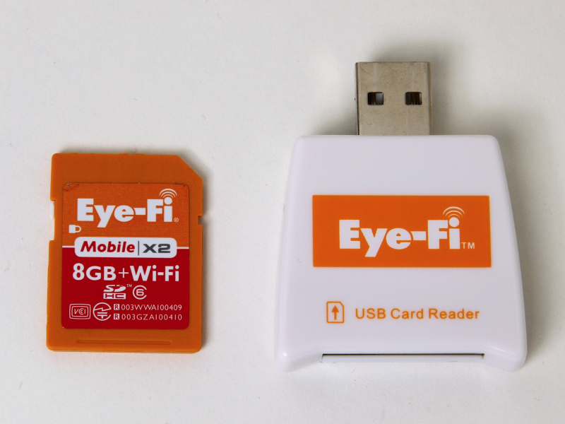 <b>Eye-Fi Mobile X2（左）と同梱のカードリーダー（右）</b>