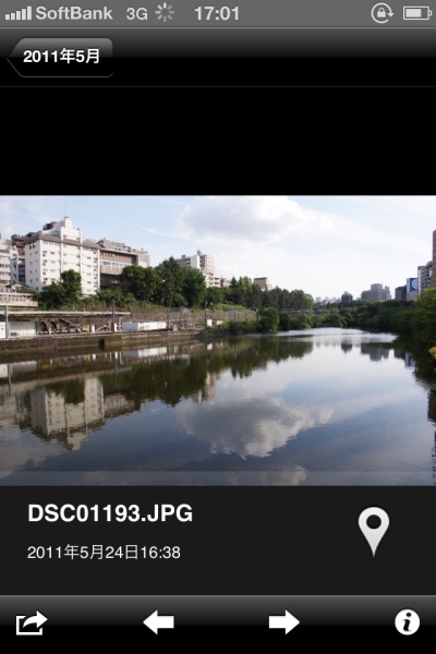 <b>右下の「i」の上にあるボタンを押すと、デフォルトの地図アプリが起動する</b>