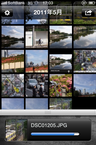 <b>画像を受信しているところ。上のサムネイル表示はカメラロールの中身</b>
