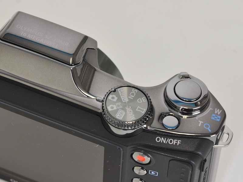 <b>薄型ボディとグリップを組み合わせた特徴的なスタイル。光学24倍ズームレンズを搭載していると考えると、驚くほど薄くて軽い</b>