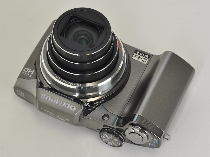 <b>薄型ボディとグリップを組み合わせた特徴的なスタイル。光学24倍ズームレンズを搭載していると考えると、驚くほど薄くて軽い</b>