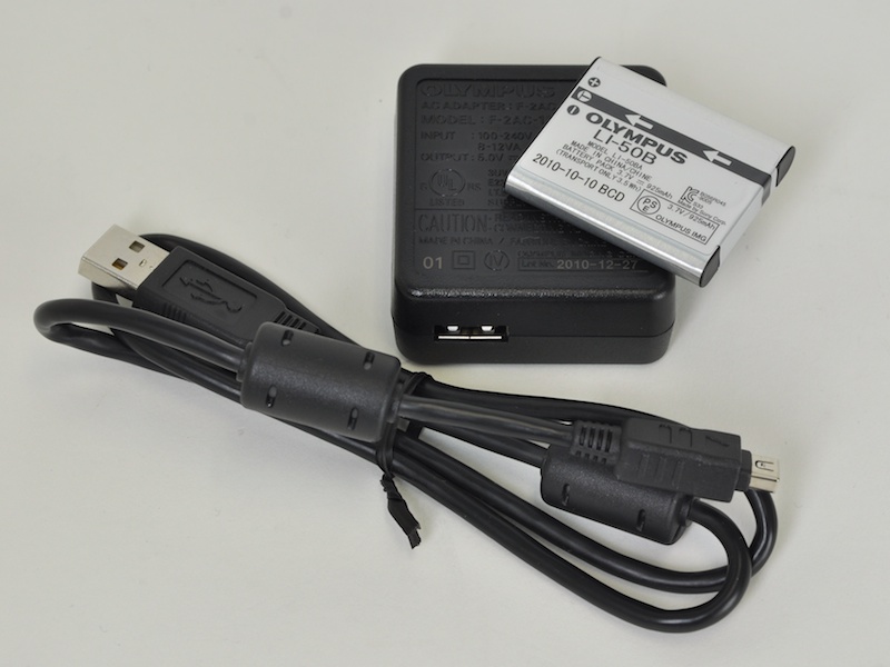 <b>スリムボディに相応しいスリムなバッテリー。撮影可能枚数は約200枚で、実際に使用してみると容量不足を感じてしまう</b>