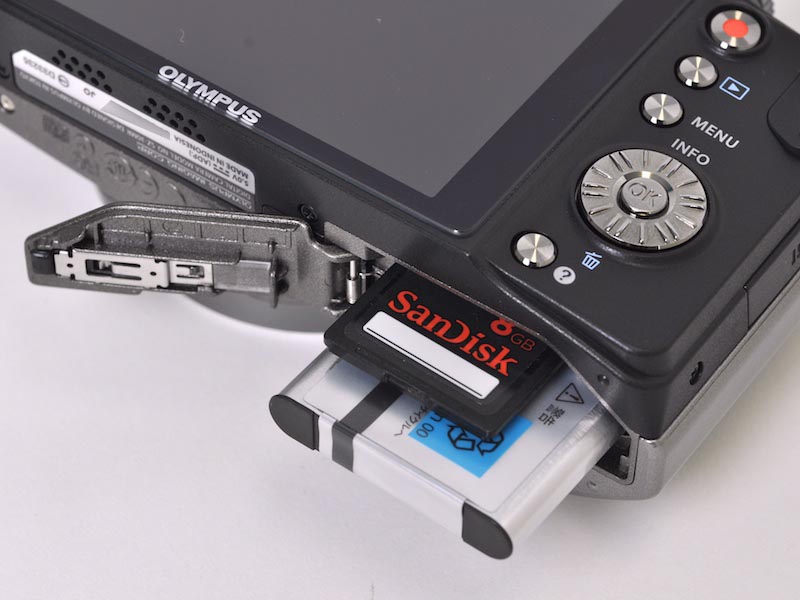 <b>記録メディアはSDXC/SDHC/SDメモリーカード。Eye-Fiにも正式に対応する</b>