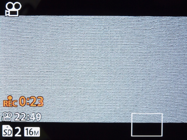 <b>背面（モニターの右上角）にあるムービー録画ボタンを押すと、即座に動画撮影が開始される。ちなみに、画面右下の白枠は、静止画撮影が可能な場合に表示される枠だ</b>