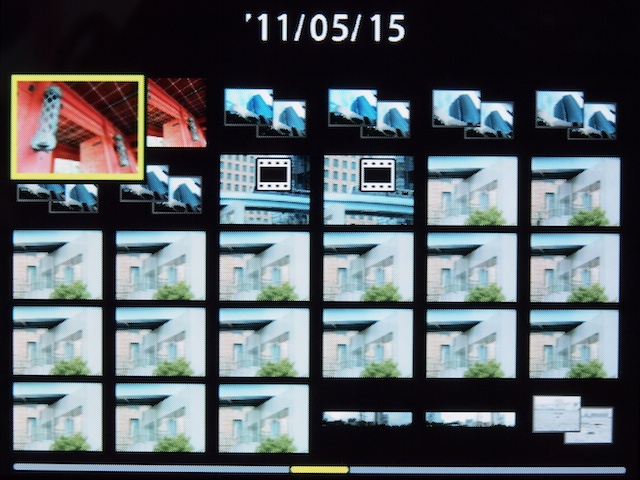 <b>1コマ再生中にズームレバーを反時計回りに操作すると、インデックスビュー（サムネイル画面）に切り替わる。1回操作で12分割画面、2回操作で30分割画面になる。ちなみに、重なって表示されているのは、マルチレコーディングなどで撮影された「グループ画像」である</b>