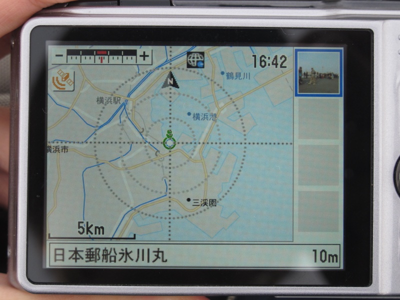 <b>撮影画像をマップ上に表示したところ。撮影者の現在地を確認することもできる</b>