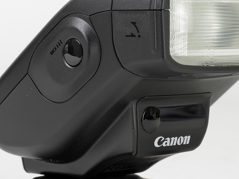 <b>側面に「リモートレリーズボタン」を新搭載。Canonロゴの上には、ワイヤレス受光部とリモコン送信部を備える</b>