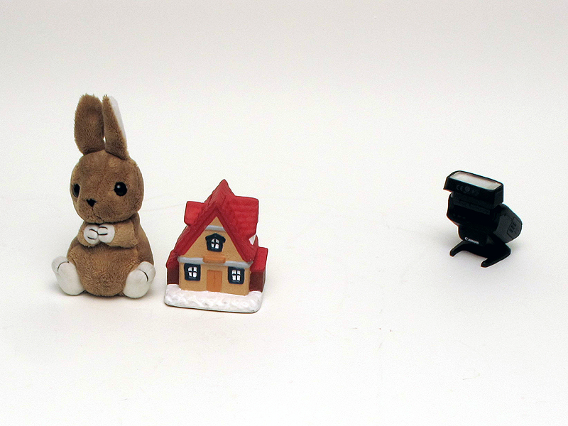 <b>スタンドを使えば、スレーブストロボとして任意の場所に置いてバウンス撮影などができる</b>