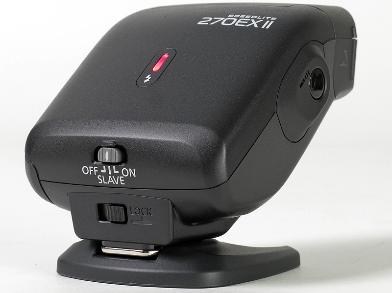 <b>チャージランプが背面の中央に移動して見やすくなった。電源スイッチにスレーブポジションを新設</b>