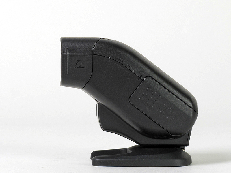 <b>最大照射角は28mm（35mmフルサイズ時）または18mm（APS-Cサイズ時）に対応。このときのガイドナンバーは22（ISO100・m）</b>