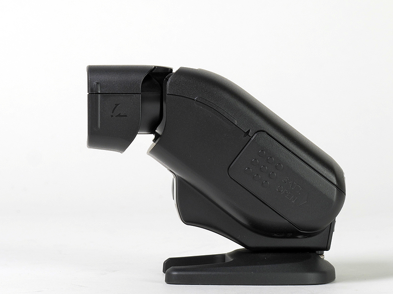 <b>発光部を引き出すとガイドナンバーが27（同）になる。このときは照射角50mm（35mmフルサイズ時）または32mm（APS-Cサイズ時）以上となる</b>