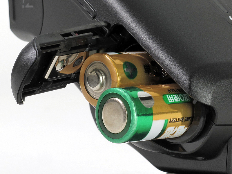 <b>電源は単3電池×2本</b>