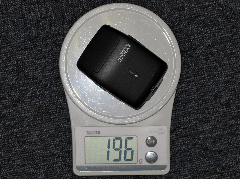<b>スイッチなどの部材は増えたが、アルカリ乾電池込みで“200gを切る軽さ”は維持した</b>