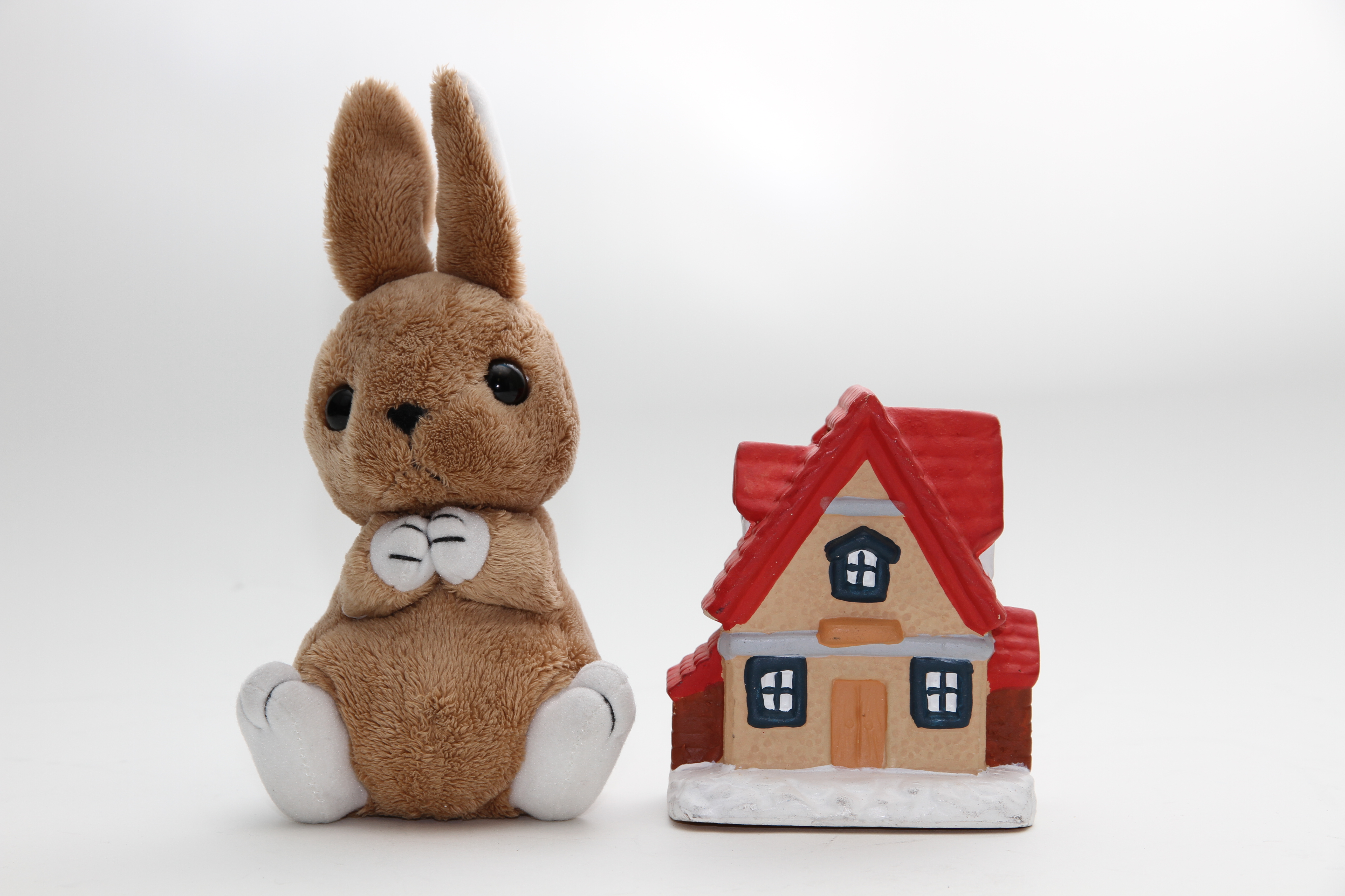 <b>左はEOS 7Dの内蔵ストロボのみで撮影。背後にきつい影が発生している。一方の右は、被写体の右後方に270EX IIを設置してスレーブ発光（上90度にバウンス）させた。+2段の調光補正を行なったところ、適度な陰影のすっきりした仕上りになった</b>