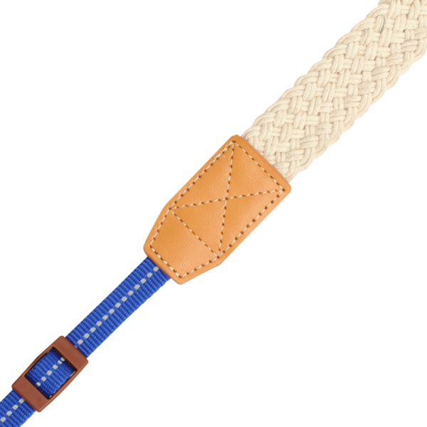 <b>先ひも部の色が異なる。白いパターンには反射材を使用。写真はブルー</b>