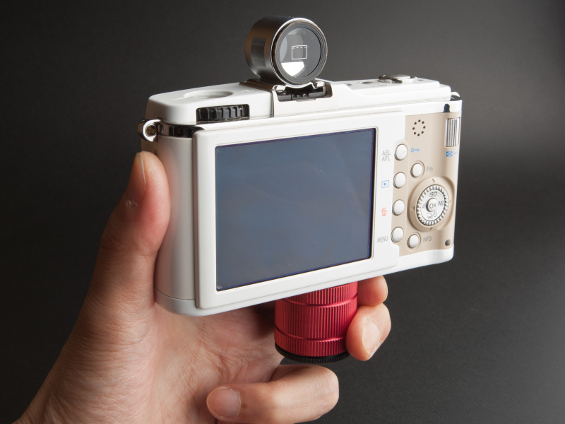 <b>人差し指と中指を引っかけるようにしてホールドする。小型軽量なミラーレス機ならではのスタイルだ</b>