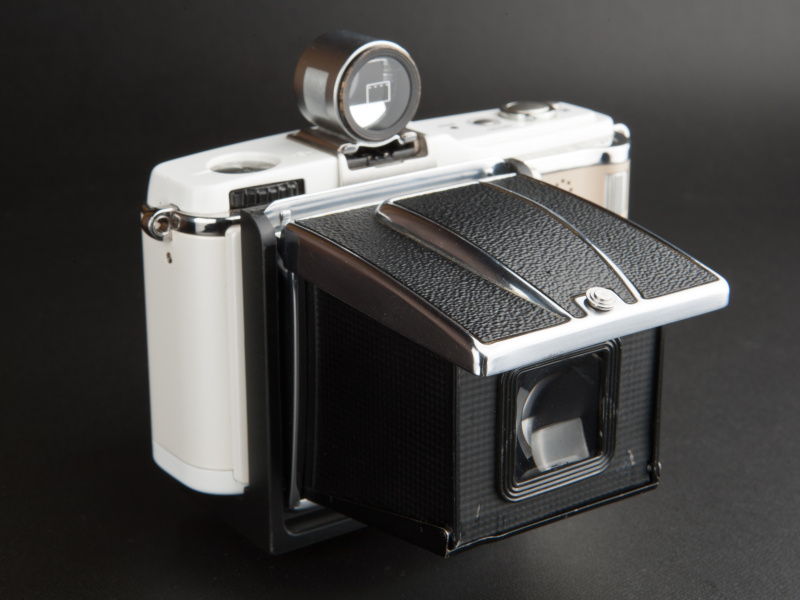 <b>ハッセルファインダーフードのルーペを使うと、EVFのような透明感のある表示になる</b>