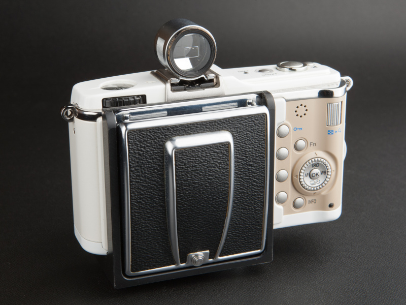 <b>収納時はフードを折り畳むことができ、実用性の高い液晶フードとして機能する</b>