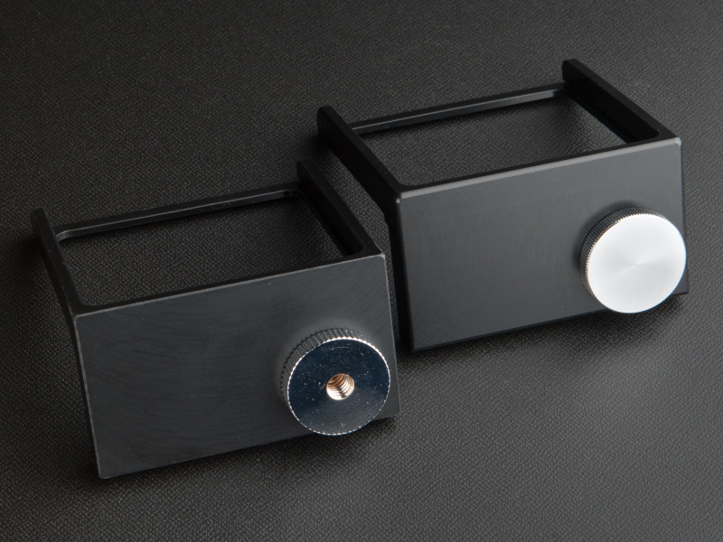 <b>左が中国製の再販品、右が国産の従来品だ。再販品は固定ネジに三脚穴が設けてある</b>