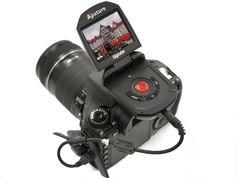 <b>ジグチューブLCDビューファインダー。データケーブルでカメラと接続したところ</b>