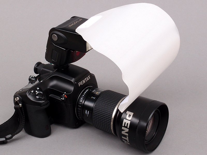 <b>中判デジタル一眼レフカメラ645Dのマクロシステム「ヘビーバージョン」。等倍まで撮影可能なマクロレンズFA 645 Macro 120mm F4と、クリップオンストロボ「AF-360FGZ」を装着し、さらに自作ディフューザーを装着している。大きく重い装備だが、純正品の組み合わせとしては必要最小限に留めている</b>