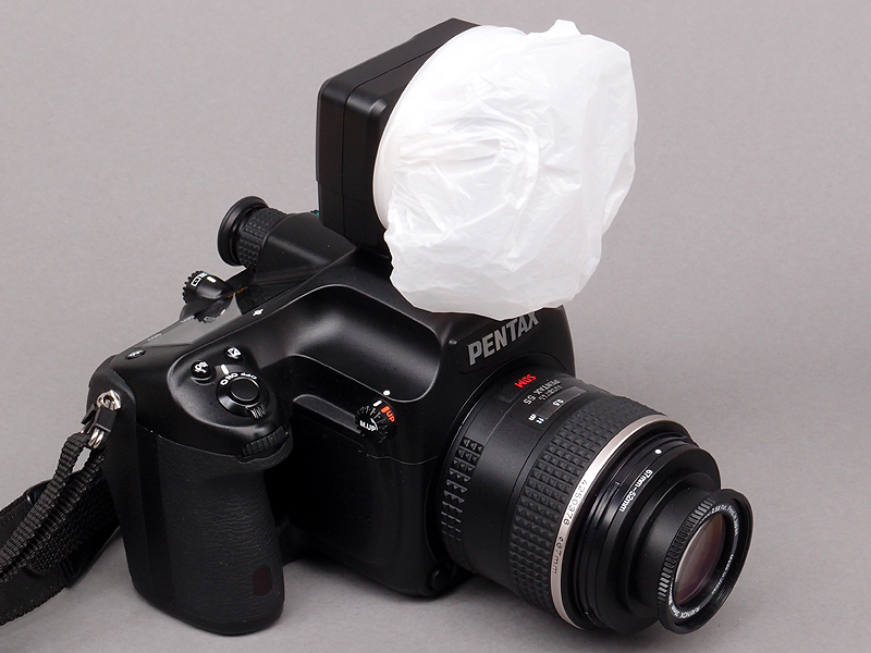 <b>マクロシステム「ライトバージョン」。標準レンズD FA 645 55mm F2.8 AL(IF) SDM AWにクローズアップレンズを装着し、ストロボとディフューザーも小型化した。撮影範囲は限られるが、より気軽にマクロ撮影を楽しむことができる</b>