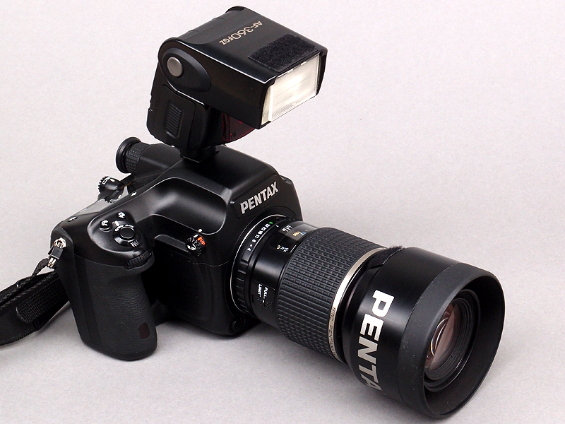 <b>まずは645Dに、等倍まで撮影可能なマクロレンズFA 645 Macro 120mm F4と、純正の外部ストロボAF-360FGZを装着してみた。ストロボを装着したのはマクロ撮影で起こりがちな手ブレと被写体ブレを押さえるため。しかしこのままでは不自然に濃い影が出てしまう</b>