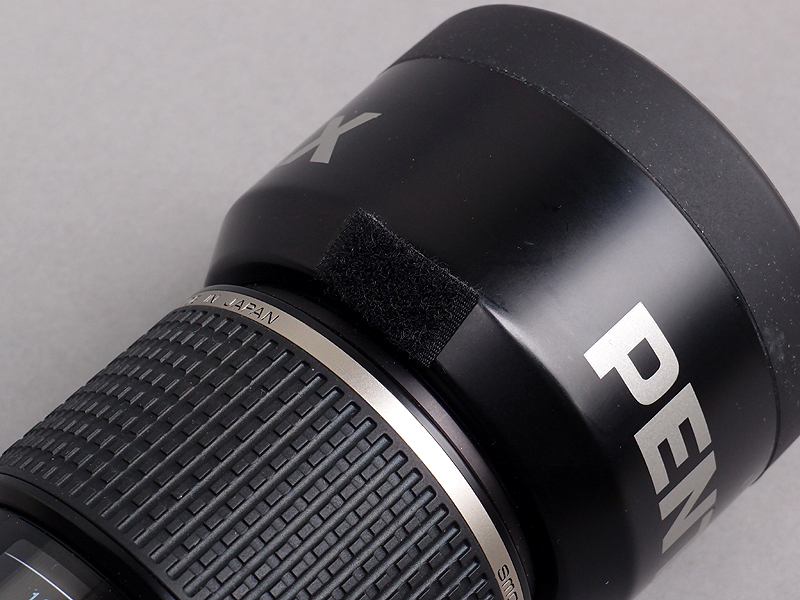 <b>レンズフードのご覧の部分にも、ディフューザー取り付けのためのマジックテープを取り付ける</b>