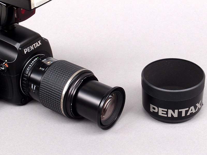 <b>ちなみにFA 645 Macro 120mm F4のレンズフードは、レンズ先端ではなく鏡筒先端に取り付ける方式。写真のレンズは等倍撮影時の状態だが、フード内部でレンズが伸縮する構造だ。フードを装着したままでも、マクロ撮影時にワーキングディスタンスが変わらず非常に便利だ</b>