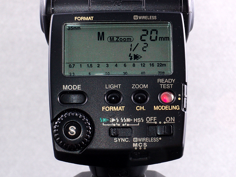 <b>AF-360FGZ（AFはオートフラッシュの略）のP-TTLモードはフルオートで便利だが、マクロ撮影の場合プリ発光のタイムラグでピントがずれる恐れがある。そこでM（マニュアル）モードで使用する。背面左下の「S」ボタンを押してダイヤルを回すと、発光量が1/1～1/32まで6段階に調節できる</b>