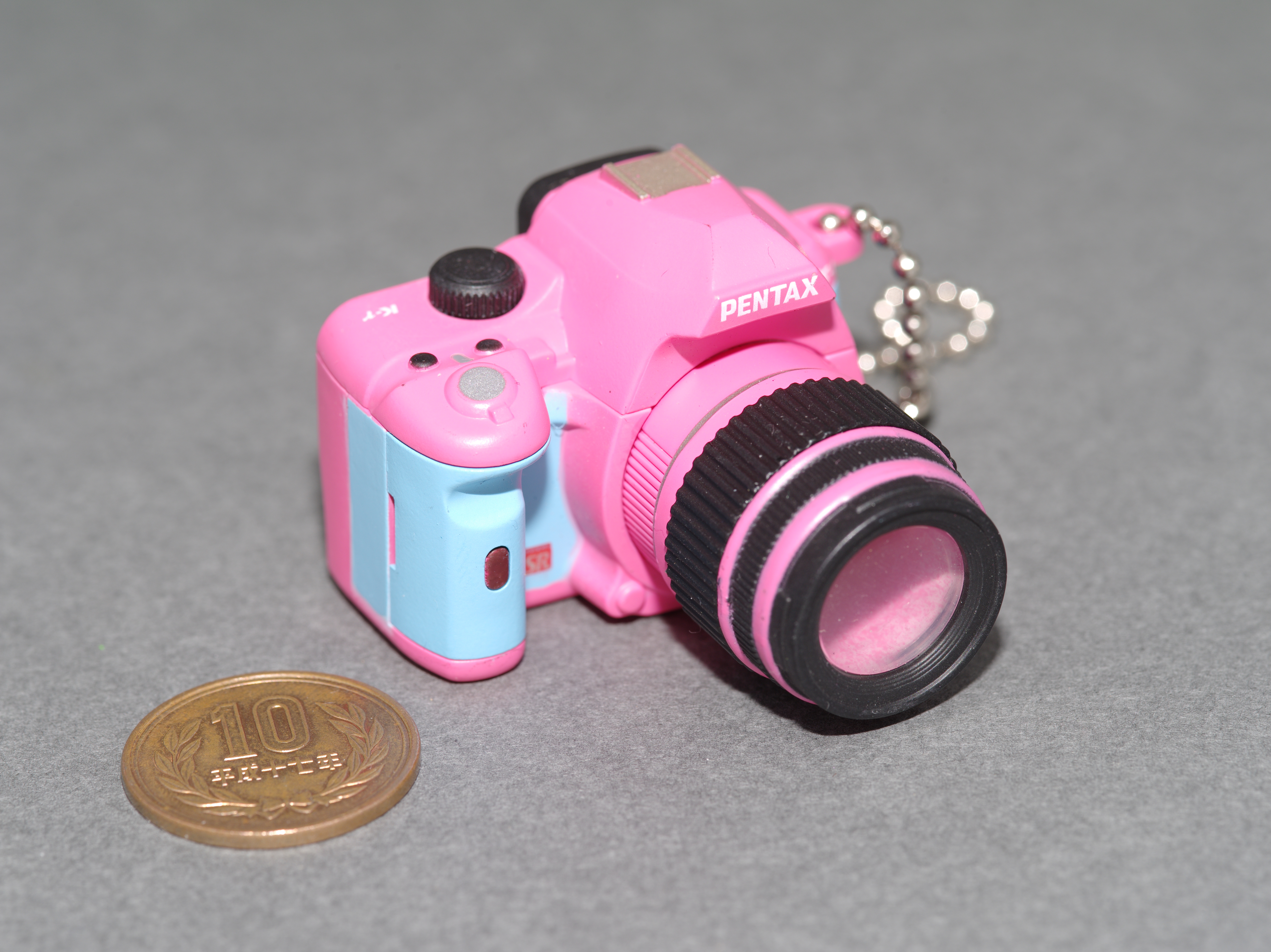 <b>配光テストの被写体にはK-rのミニチュアを使ってみた。まずはディフューザーなしの状態だが、濃い影がクッキリと出て不自然だ</b>