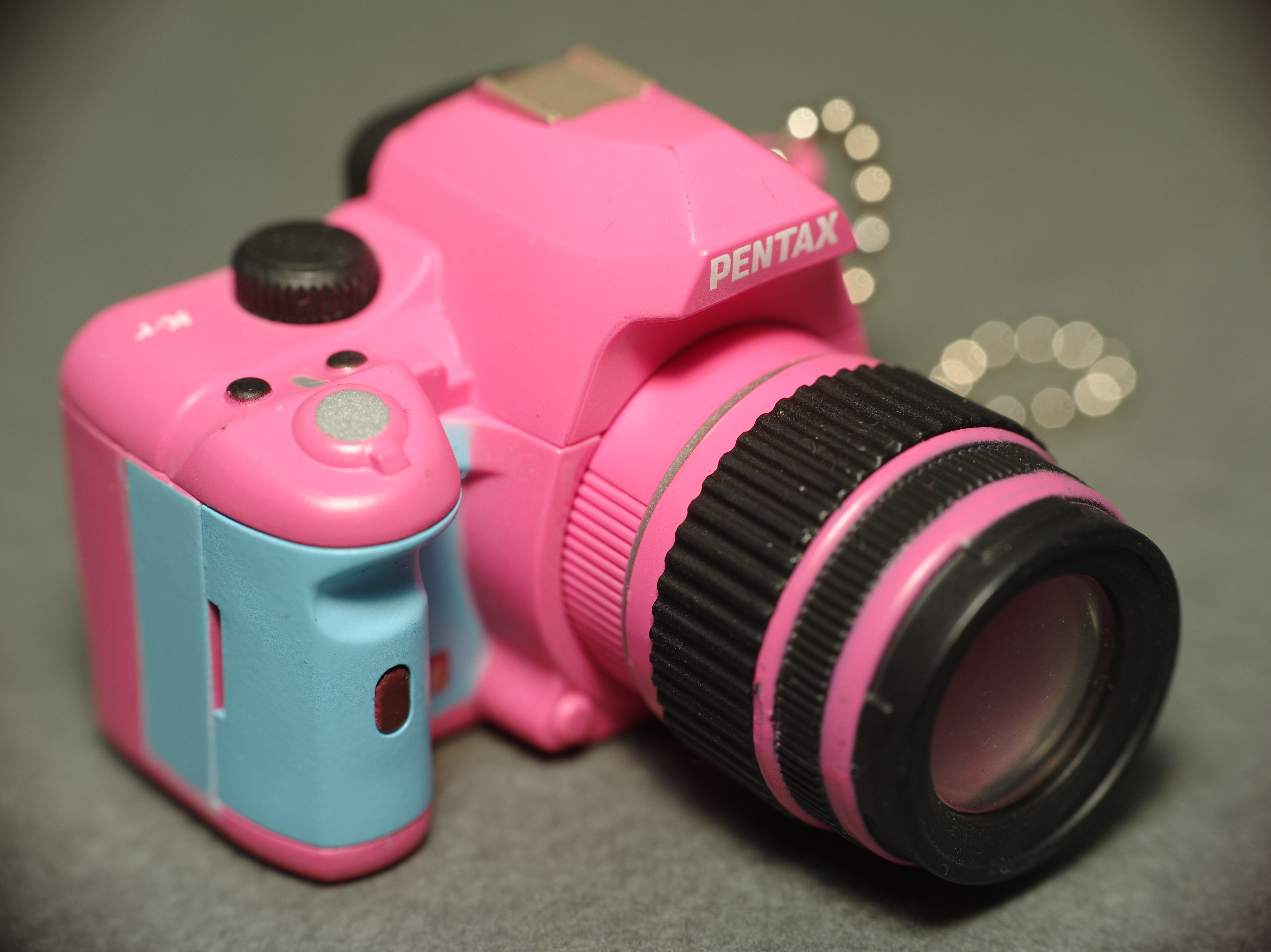 <b>テスト撮影だが、最短撮影距離（レンズの距離目盛り50cm）で、K-rのミニチュアがこの大きさに撮れる。等倍まで行かないが、マクロレンズとしてはまずまずの倍率だといえる。四隅が少し暗くケラれているが、これも描写の“味わい”として使えるかも知れない</b>