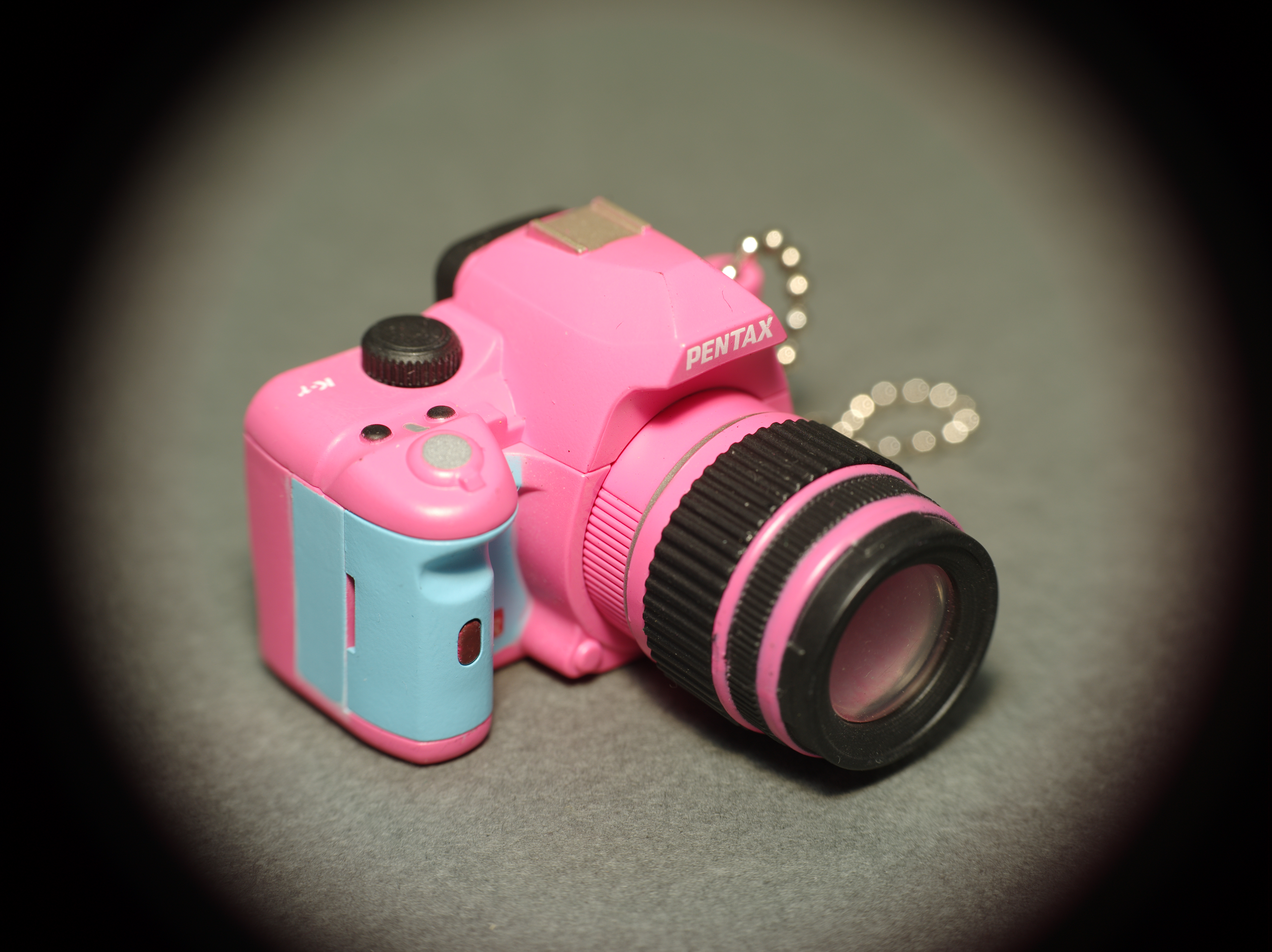 <b>レンズの距離目盛りを無限遠にしたところ、ご覧の通り丸くケラれてしまった。このシステムは倍率固定として割り切って使えばいいだろう。あらためて見ると色が黄色に偏っているが、貸出期間が短いこともあり、誤差範囲ということでそのまま撮影してしまった（笑）</b>