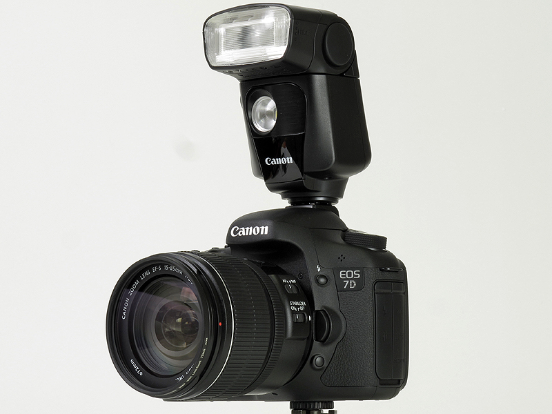 <b>EOS 7Dに装着した320EX</b>