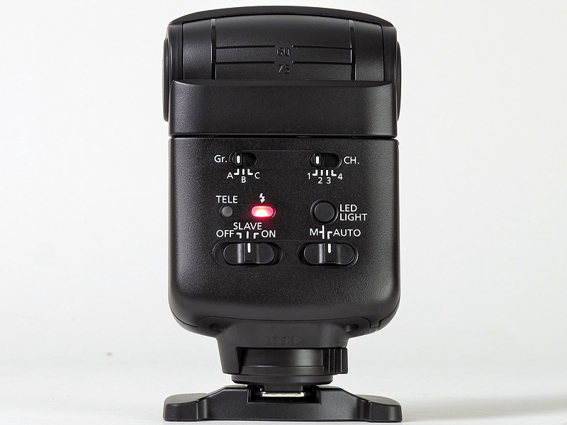 <b>背面に液晶パネルはなく、操作はスイッチとボタンで行なう</b>